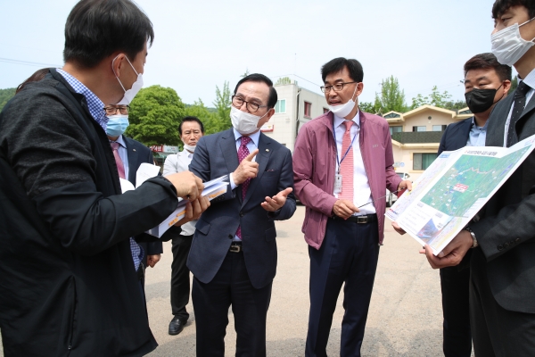 박상돈 천안시장이 22일 오전 북면~입장면 일대에서 진행된 한국개발연구원(KDI) 일괄예비타당성조사 현장실사에 직접 참여해 국지도57호선(북면~입장)을 비롯한 4개 노선이 제5차 국도·국지도 건설 5개년 계획에 우선 반영될 수 있도록 사업의 필요성과 당위성을 피력하고 있다.