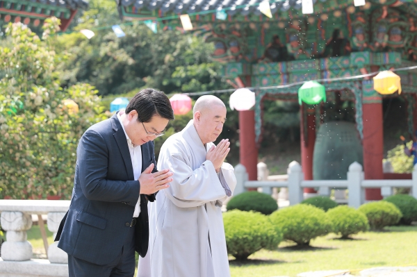 오세현 아산시장, 봉축법요식 앞두고 보문사 방문 모습