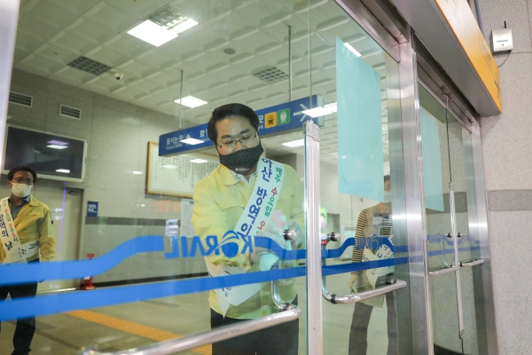 오세현 아산시장이 온양온천역 주요 지점을 소독하고 있다.