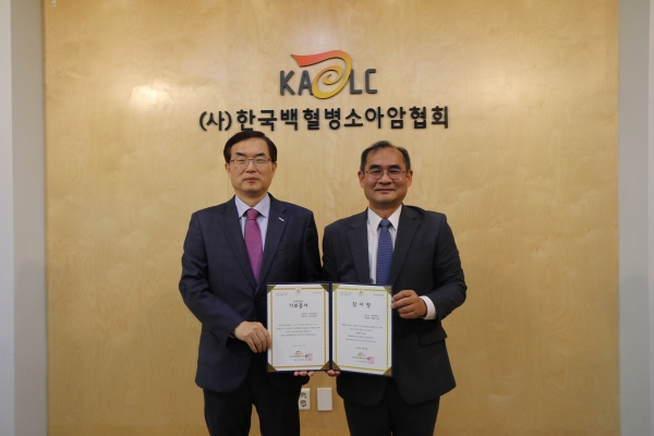 28일 백혈병과 소아암으로 고통받는 어린이들을 돕기 위해 서울 마포의 한국백혈병소아암협회에서 ‘사랑의 헌혈증 전달식’을 갖고 임직원들이 모은 헌혈증 215장과 후원금 500만원을 기부했다. (사진 왼쪽 조폐공사 조용만 사장, 오른쪽 한국백혈병소아암협회 천진욱 사무총장)