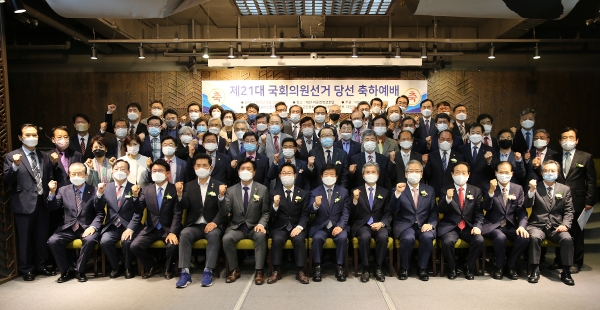 29일 오전 대전 유성구 라온컨벤션호텔에서 열린 대전지역 제21대 국회의원 당선 축하 예배에서 참석자들이 기념촬영