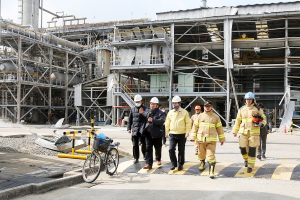 맹정호 서산시장이 화학사고 현장을 점검하고 있다.