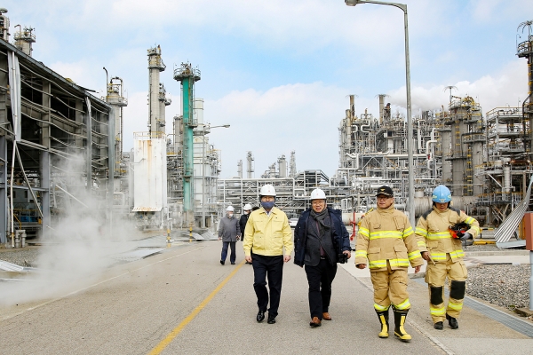 맹정호 서산시장이 화학사고 현장을 점검하고 있다.