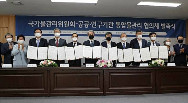 국가물관리위원회공공연구기관 통합물관리 협의체 발족식 기념사진(김인식 공사 사장_사진왼쪽 다섯번째).