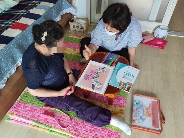 세종광역치매센터가 치매어르신 인지기능 강화를 지원하는 알쯔강사를 투입한다.