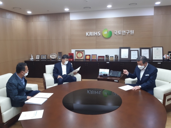 국토연구원 방문 대전-보령-보은 고속도로 건설 건의(가운데 강현수 원장 우측 김동일 시장)