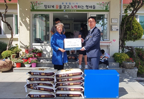 지난달 27일, 골프존카운티 경남은 경남 지역의 보육원 아동들을 위해 경남 창원시 소재 ‘동보원’을 방문해 고객이 기증한 어린이 용품과 함께 쌀을 전달했다.