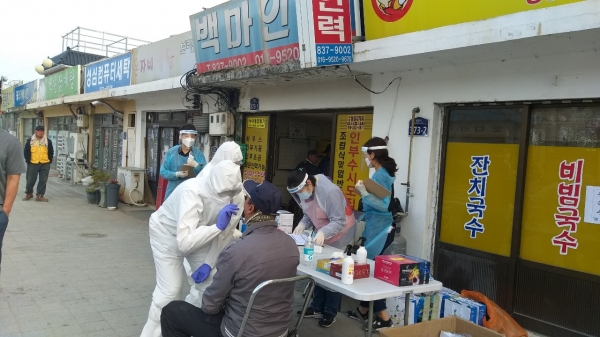 외국인 코로나19 검사진행 장면