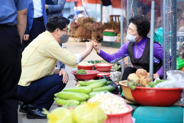 맹정호 서산시장이 서산동부전통시장을 방문해 시장 상인들을 격려하고 있다.