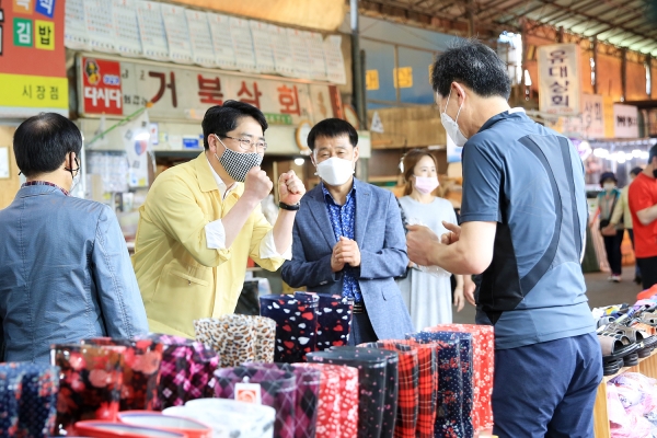 맹정호 서산시장이 서산동부전통시장을 방문해 시장 상인들을 격려하고 있다.