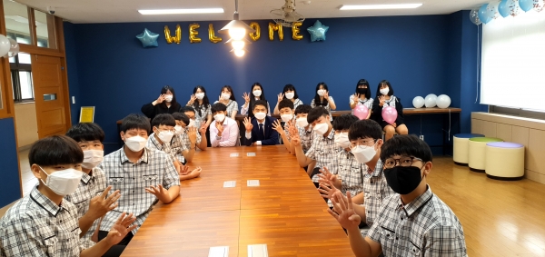 3일 첫 등교를 한 건양고 신입생들이 환영행사를 하는 모습