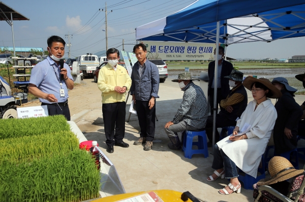 ‘벼 드문모 심기’ 연시회에 참석한 노박래 군수