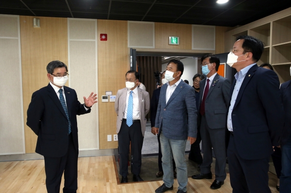 ‘아르코 공연연습센터@서천’ 내부를 둘러보고 있는 노박래 군수와 관계자들
