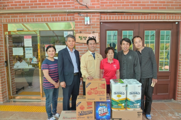 박정현 군수 물품기탁 장면