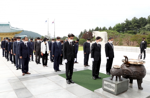설동호 교육감 현충원 참배 모습
