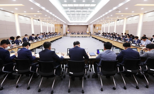 맹정호 서산시장이 8일 열린 간부회의에서 직원들에게 전문성을 가지고 적극적으로 일해 줄 것을 당부하고 있다.