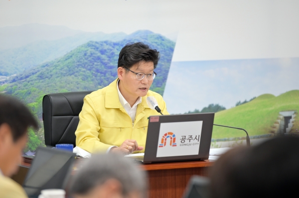 공주시 주간업무보고 회의를 주재중인 김정섭 공주시장