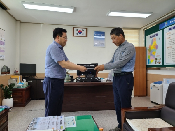 청양 대치면 출신 박명화씨 성금 1000만 원 기탁 모습