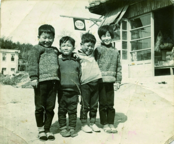 부소산성 추억의 사진관 전시 사진(담배가게 앞에서)