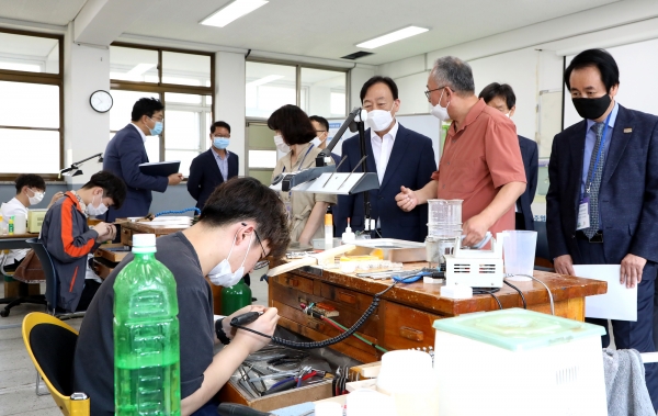 설동호 교육감, 지방기능경기대회 참관 및 격려 모습