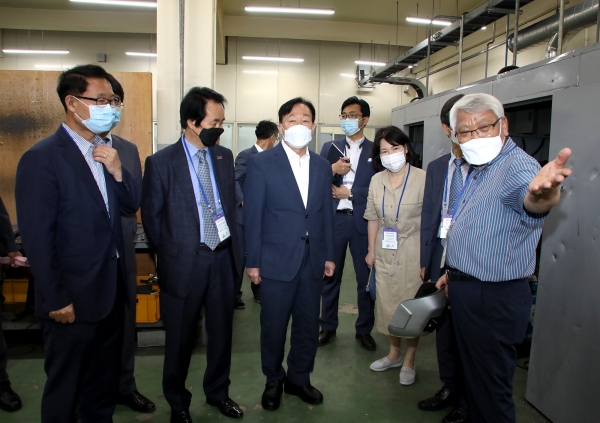 설동호 교육감, 지방기능경기대회 참관 및 격려 모습