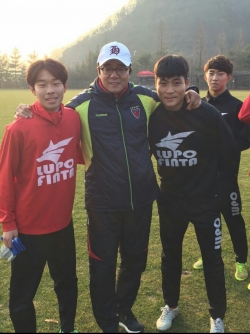 황선홍-감독-우측-박진섭-선수