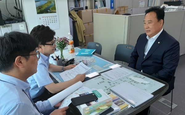 국토교통부를 방문해 관계공무원과 간담회를 가진 더불어민주당 어기구(오른쪽) 의원