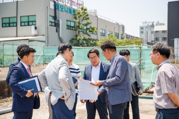 오세현 아산시장이 ’19년 5월, 구터미널 부지 등 온양 원도심 유휴부지를 방문해 관련 부서 직원들과 발전 방향을 논의하고 있다