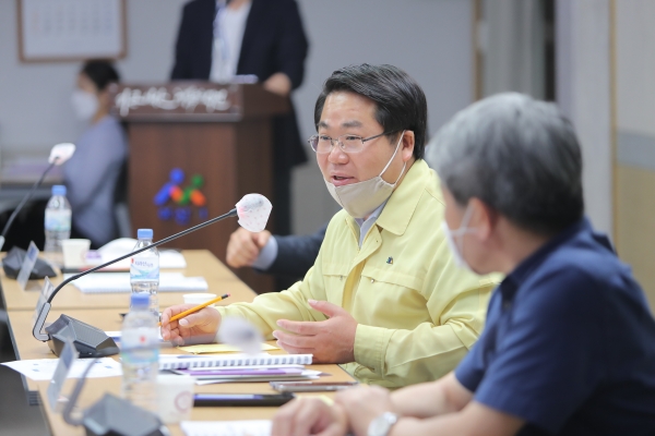 오세현 아산시장이 기업인의 고충을 경청하고 있다.