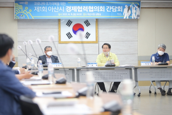 오세현 아산시장이 기업인의 고충을 경청하고 있다.