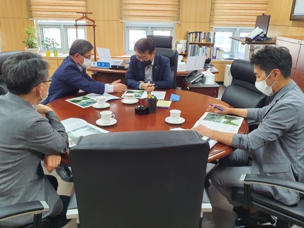 노박래 서천군수, 현안사업 국비 확보 총력 (윤종인 행안부 차관과 면담하는 노박래 군수).