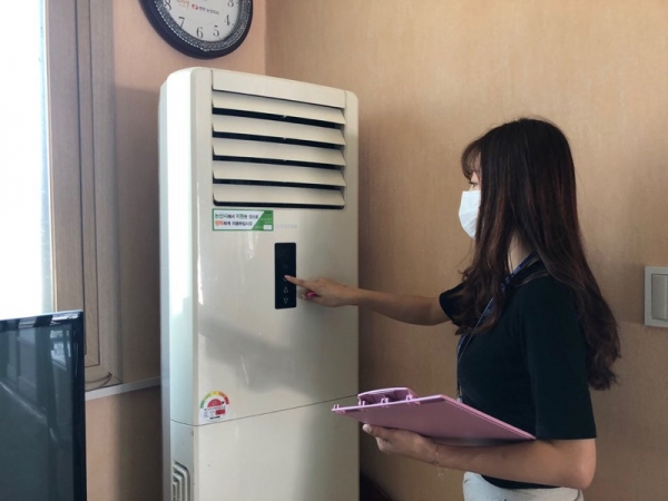 경로당 냉방시설 점검 모습