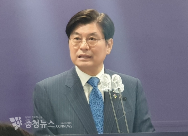 이춘희 시장이 11일 정례브리핑을 통해 사회서비스원 출범 소식을 알리고 있다.