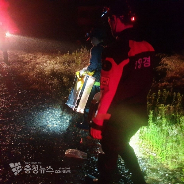 태안해경구조대원이 야간 해루질 도중 갯벌에 갇힌 40대 여성을 구조해 육상으로 안내하고 있다. (출처=태안해양경찰서)