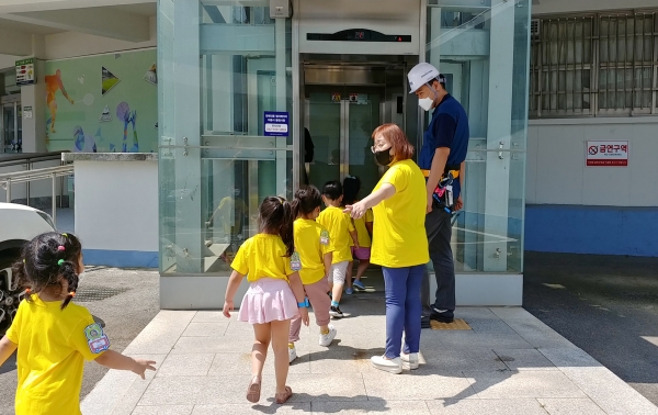 대전시설관리공단이 충무체육관에서 어린이 승강기 안전체험 교육을 실시하고 있다.