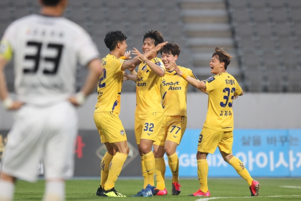 충남아산프로축구단 선수들 경기 모습