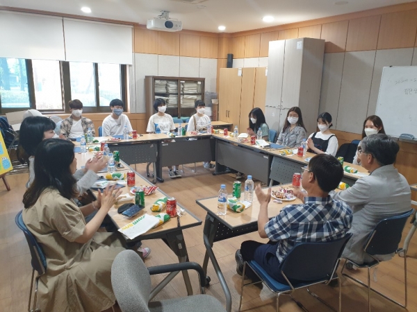 학생상담센터 집단상담 프로그램에 참여한 학생들과 센터장, 과장 등 관계자들이 간담회 실시