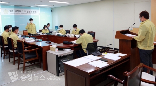 기획행정위원회에서 아산시의회 의원들과 아산시청 관계자들이 행정사무감사에 앞서 선서를 하고 있다.