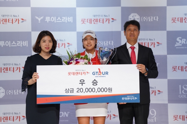 (왼쪽부터) 롯데렌터카 서수현 팀장, 우승자 박단유, 골프존 박강수 대표이사가 ‘2020 롯데렌터카 GTOUR 여자대회 2차’ 시상식에서 기념사진을 촬영하고 있다
