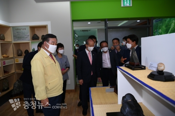 황선봉 군수와 관계자들이 봉수산수목원 수석전시실을 관람하는 모습
