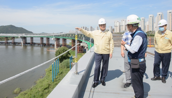 이춘희(왼쪽) 세종시장이 15일 금강보행교 건설현장을 방문해 여름철 자연재난 대비실태를 점검했다.