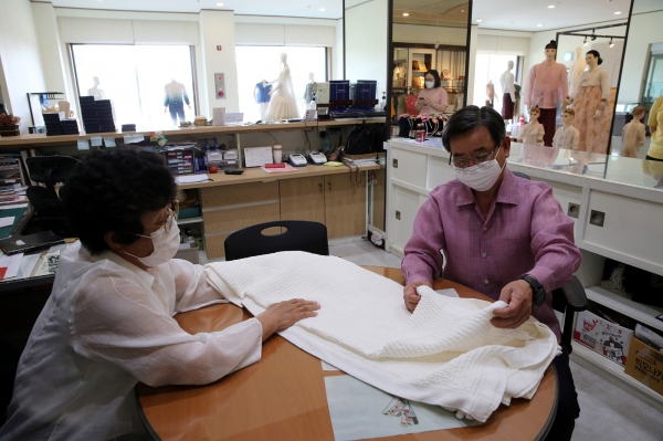 노박래 서천군수, 한산모시 제품 판매위한 행사장 찾아 상인 격려
