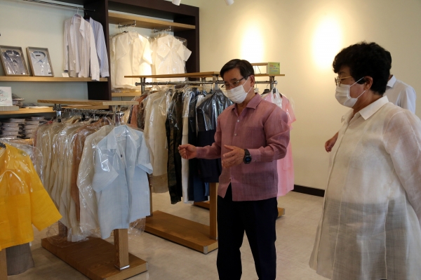 노박래 서천군수, 한산모시 제품 판매위한 행사장 찾아 상인 격려