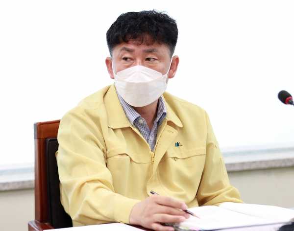 윤원준 아산시의원이 15일 제222회 정례회중 문화관광과 행정사무감사를 펼치고 있다