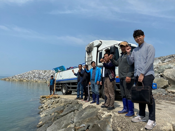 꽃게 종자 방류 장면