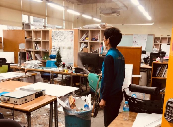 매월 전체 건물 방역 소독을 정례화해 추진하고 있다. 사진은 예술관 내 강의실을 소독하는 모습.