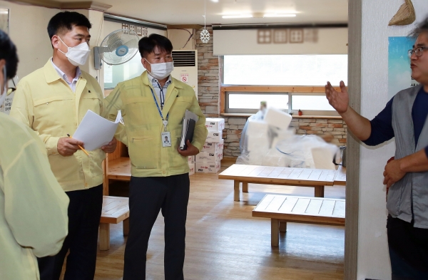 맹의석(왼쪽) 아산시의원이 사회적기업 현장방문을 통해 관계자 의견을 청취하고 있다.