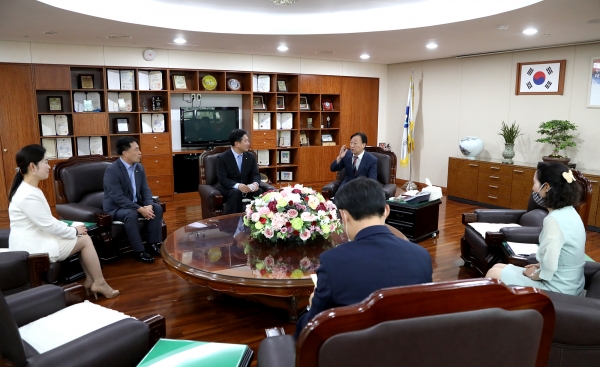 18일에 NH농협은행 대전영업본부(본부장 강필규)로부터 2천만 원 상당의 어린이 종합 교양지 '어린이동산' 4,800부를 기탁받아