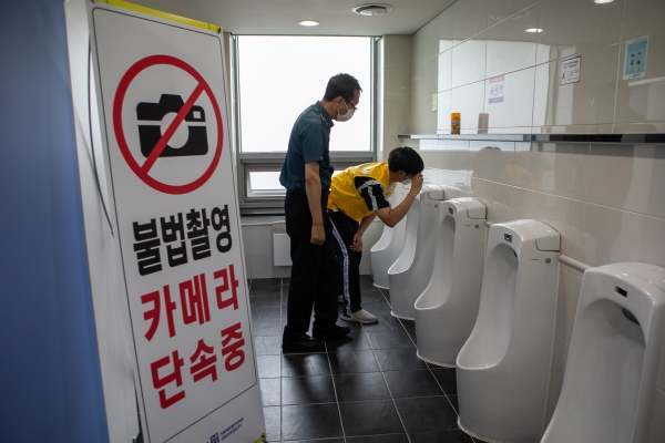 동남경찰서와 함께 불법촬영 범죄 단속 및 예방을 위해 천안캠퍼스 교내와 안서동 일대 다중이용시설에 대한 불법촬영 집중 단속 실시 모습