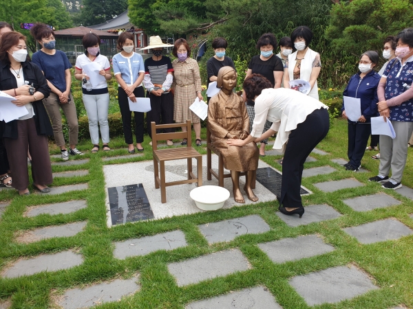 소녀상 씻김식 사진